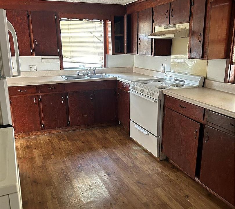 2nd image of 634 W 63rd St