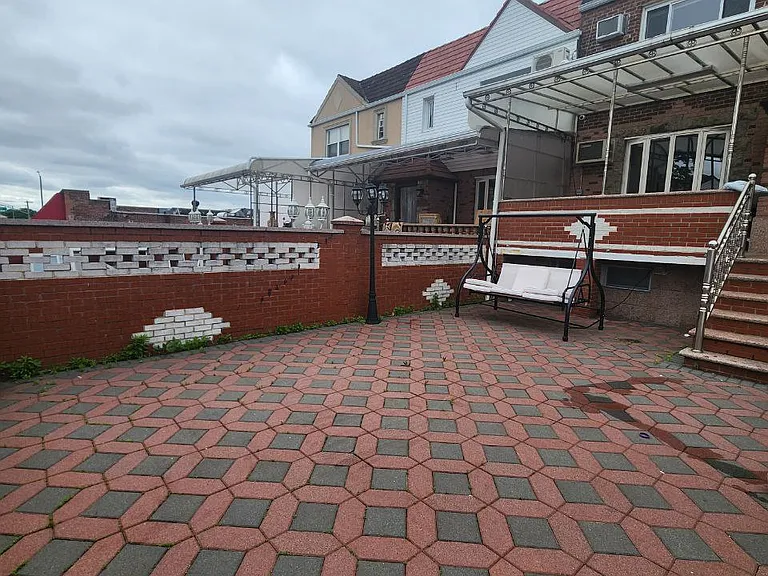 Burden Cres — Photo 1