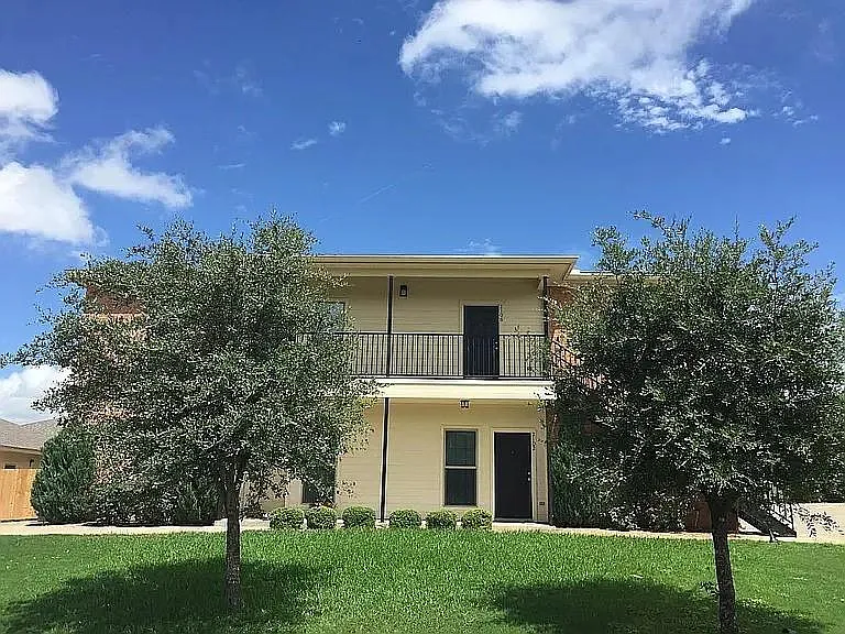 2 bed, 1000 sqft, $1,299 — Photo 1