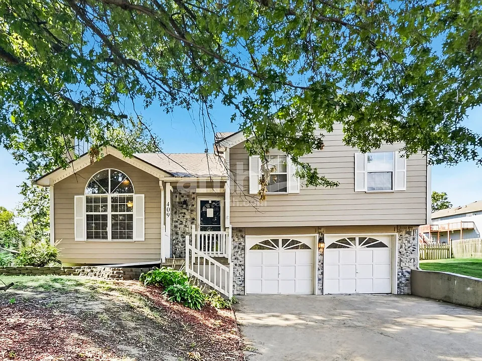 409 SE Onyx Cir