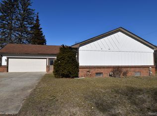 2202 Woodlawn St, Wolverine Lake, MI 48390