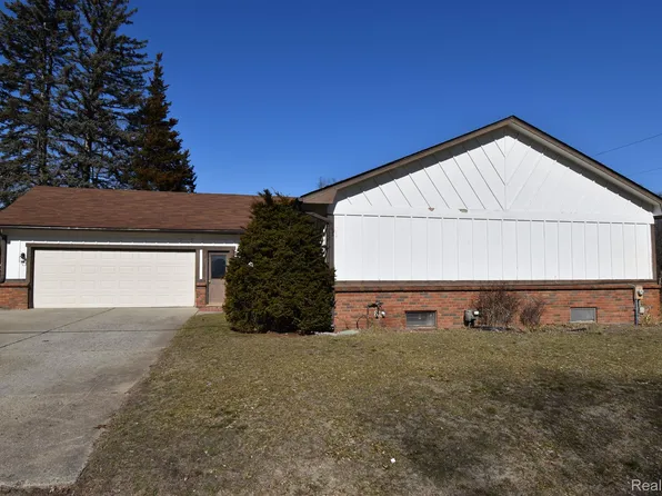 2202 Woodlawn St, Wolverine Lake, MI 48390