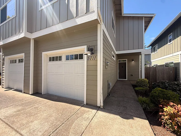5711 Honey Bee St S — Photo 2