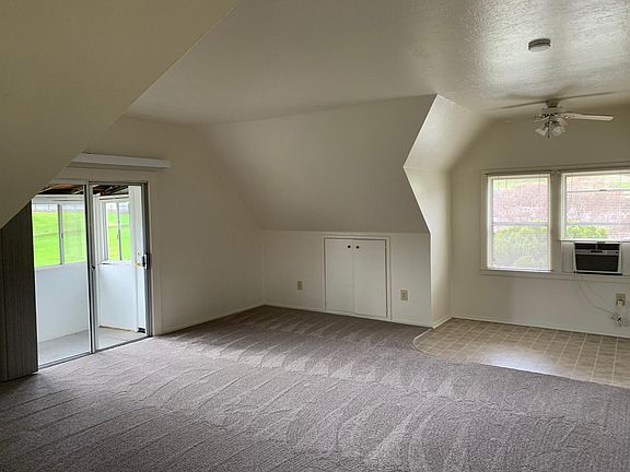Living room/dining area