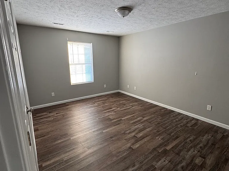 1012 E Chestnut St — Photo 8