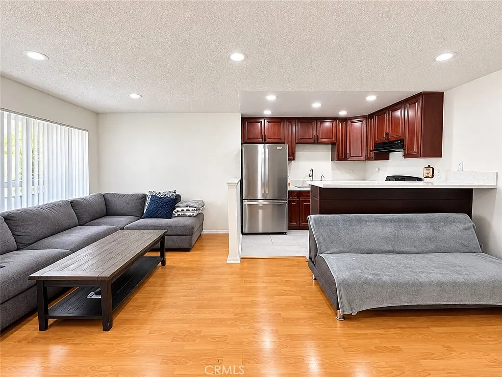 801 E Chestnut St — Photo 2