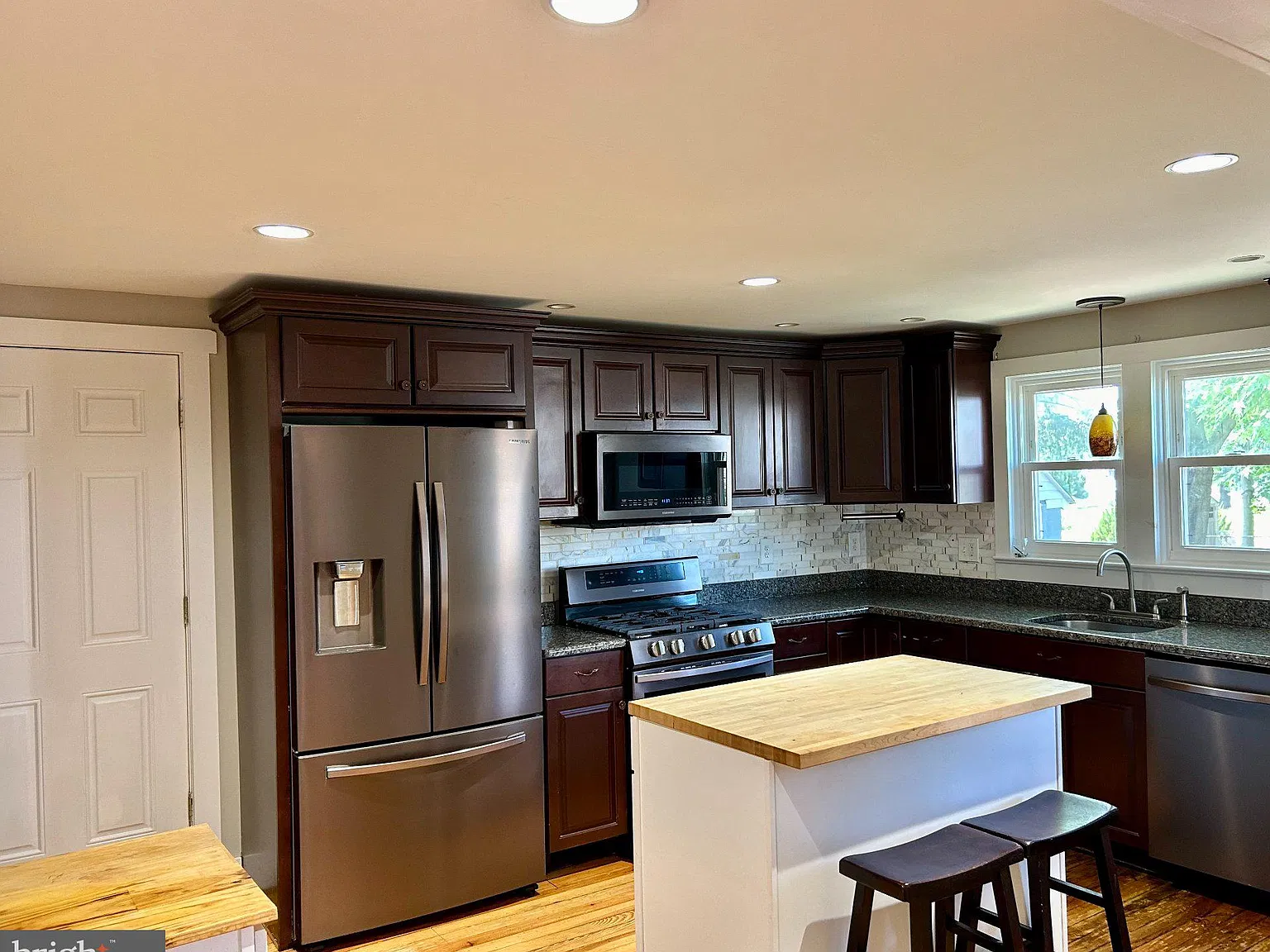 3 bed, 1.0 bath, 1364 sqft, $2,950 — Photo 3
