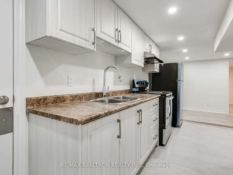 27 Highland Park Blvd — Photo 6