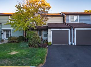 671 Cedarwood Ct, Wheeling, IL 60090