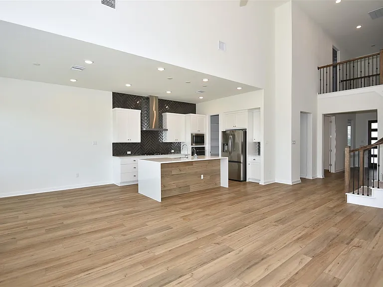 1804 Homestead Farms Dr — Photo 2