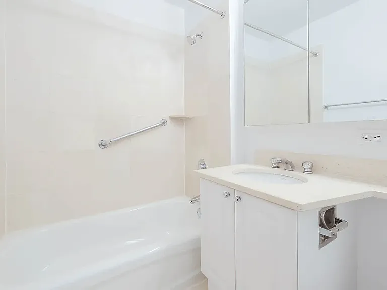 180 Riverside Blvd #10V — Photo 61