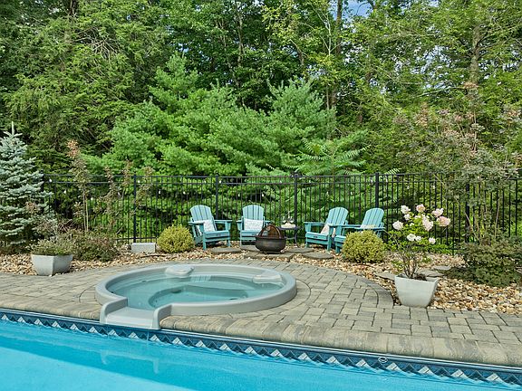 4th image of 8 Hemlock Ln