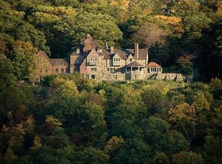 32 Circuit Rd, Tuxedo Park, NY 10987