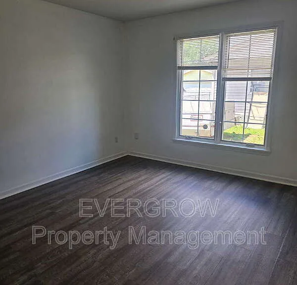 142 N 7th Ave — Photo 13