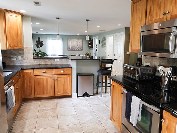 4th image of 129 Burley St
