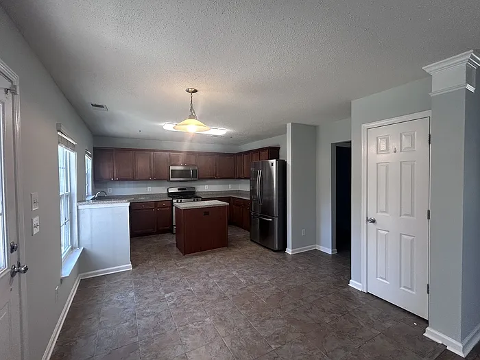 3 bed, 2.5 bath, 2400 sqft, $2,150 — Photo 3