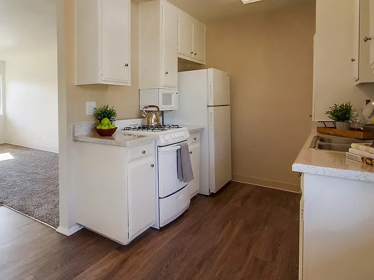 Grand Regency Apartments — Photo 3