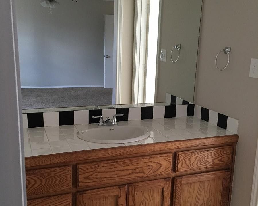 2nd image of 600 Park Pl