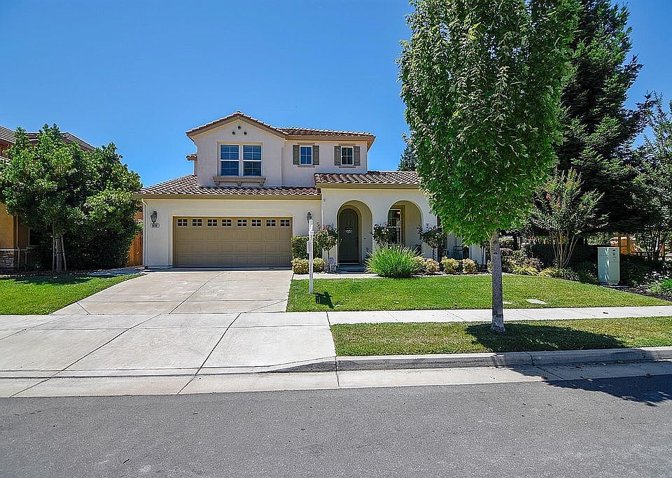   BEAUTIFUL CURB APPEAL