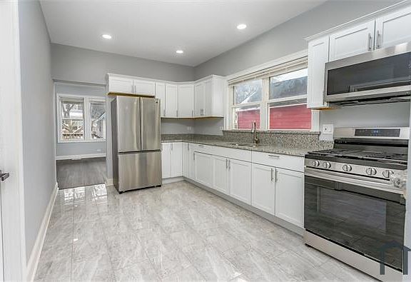 4th image of 131 E 117th Pl