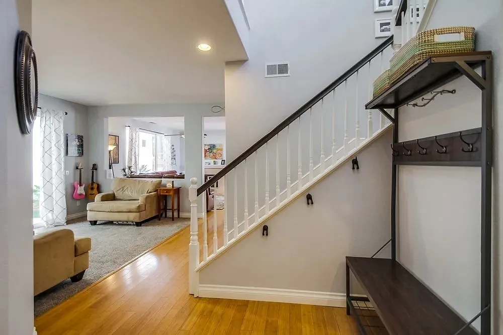 5 bed, 2322 sqft, $4,699 — Photo 4
