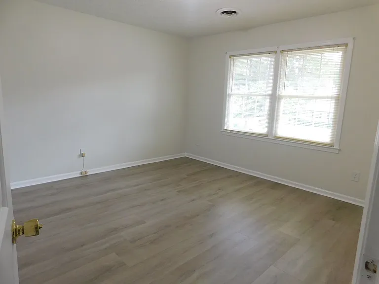 1302 Dunbar Dr — Photo 5