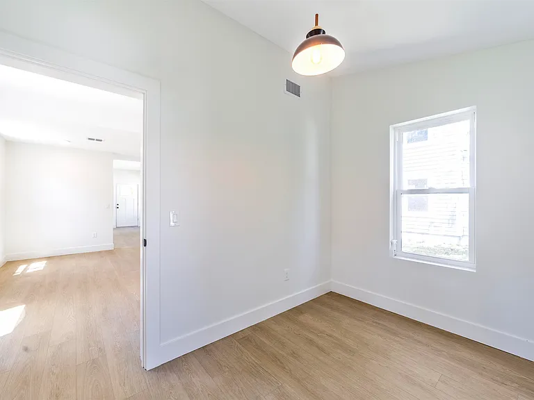962 Alexander St — Photo 17