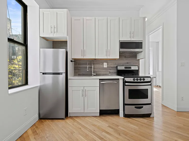 230 E 27th St #17 — Photo 3
