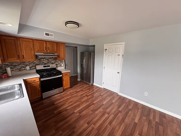 384 Oneida Dr — Photo 5