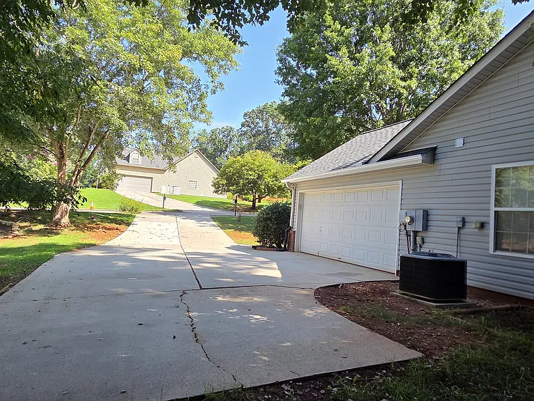 171 Laurel Oaks Ln — Photo 4