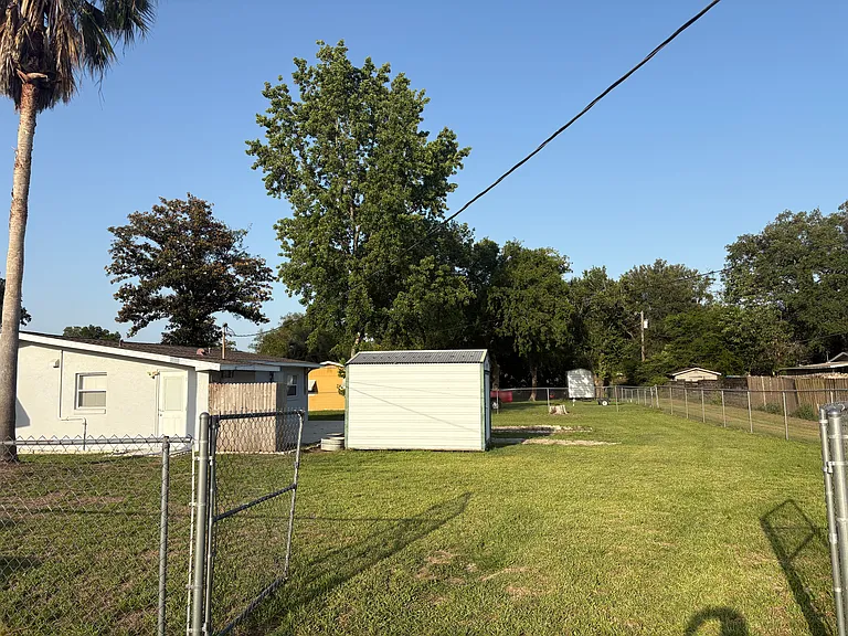 900 NE 44th St — Photo 11