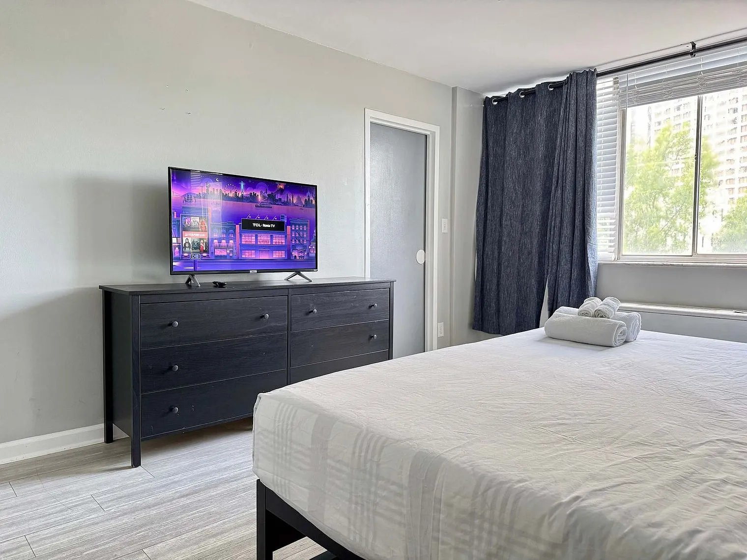 3 bed, 1.0 bath, 796 sqft, $2,784 — Photo 4