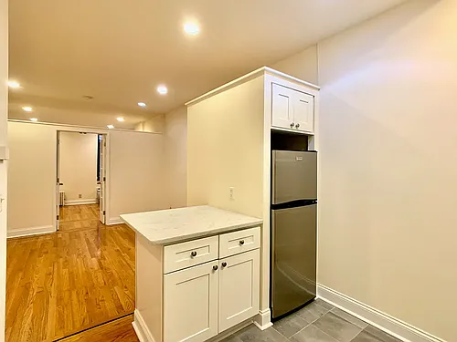 531 W 45th St #4C Photo 1