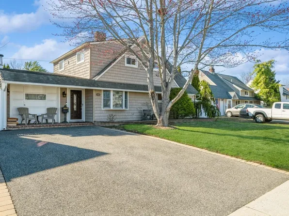 40 Mist Lane, Westbury, NY 11590