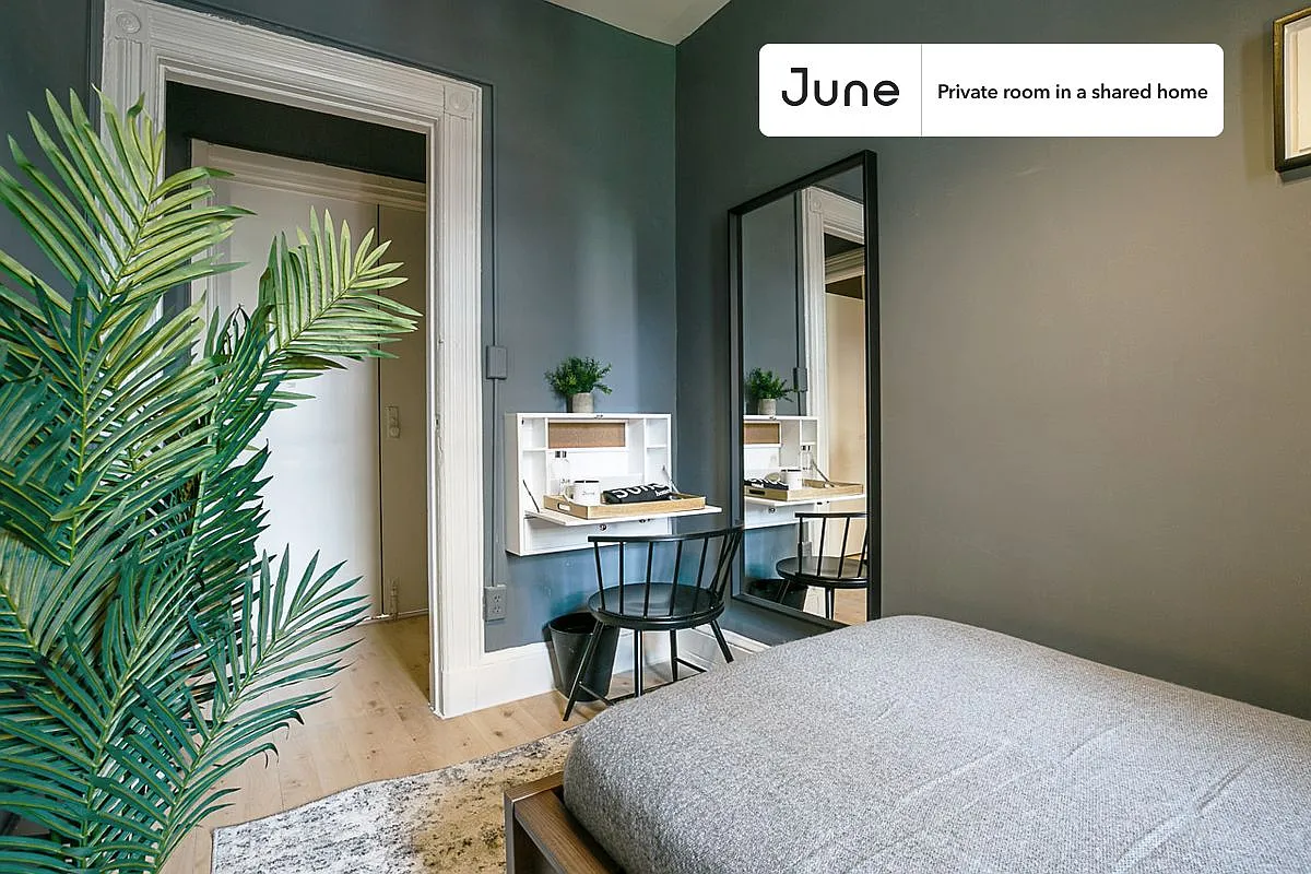 Twin bedroom in 5 bed/1 bath home in Hell's Kitchen #188 5D — Photo 2