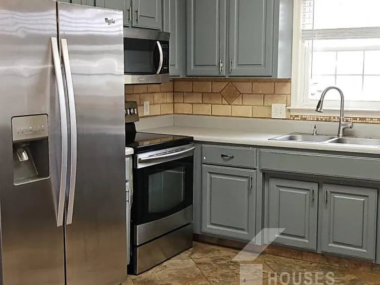 423 Rollingwood Dr — Photo 3