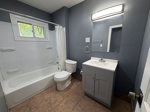 4th image of 100 E 9th St SW #D
