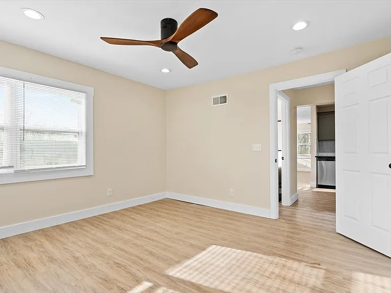 621 Chestnut Street - East — Photo 4