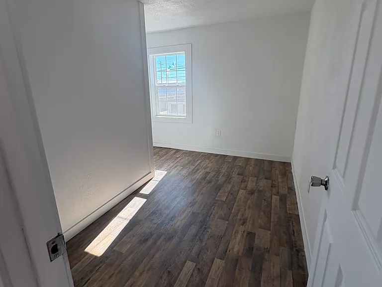 111 W Grand St #B — Photo 3