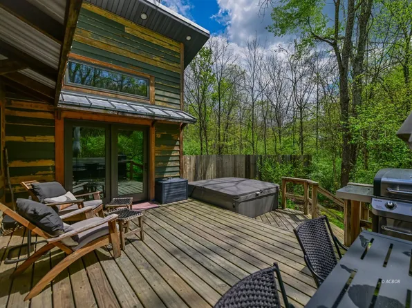 7047 Brown Rd, Athens, OH 45701