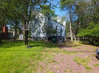 1208 Country Place Dr, Tobyhanna, PA 18466