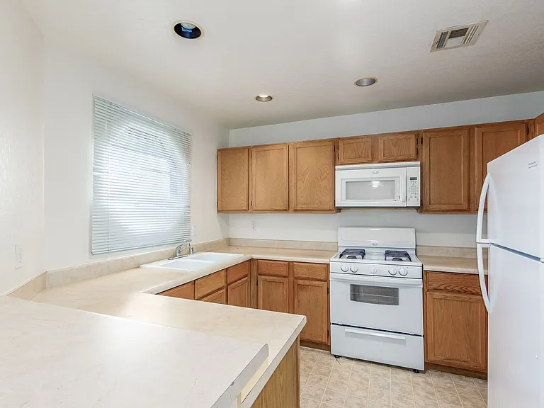 5072 S Rainbow Blvd #205 — Photo 6