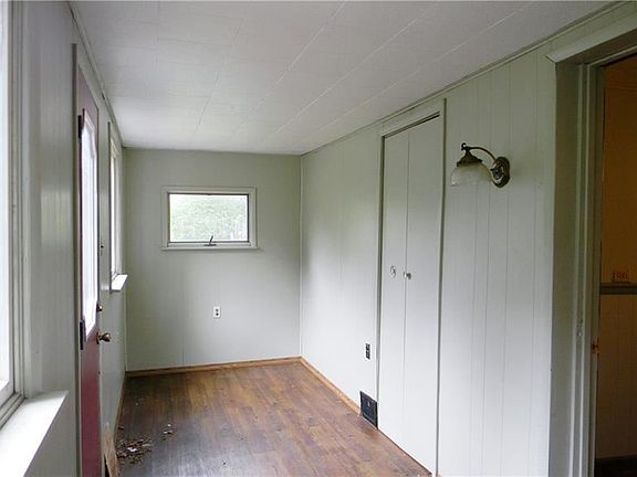 3rd image of 153 Taft St
