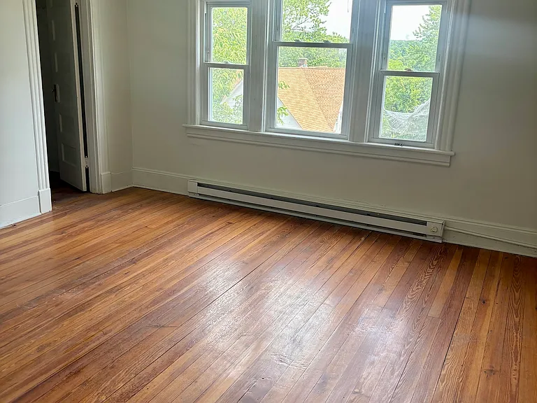 185 Monmouth Ave — Photo 2
