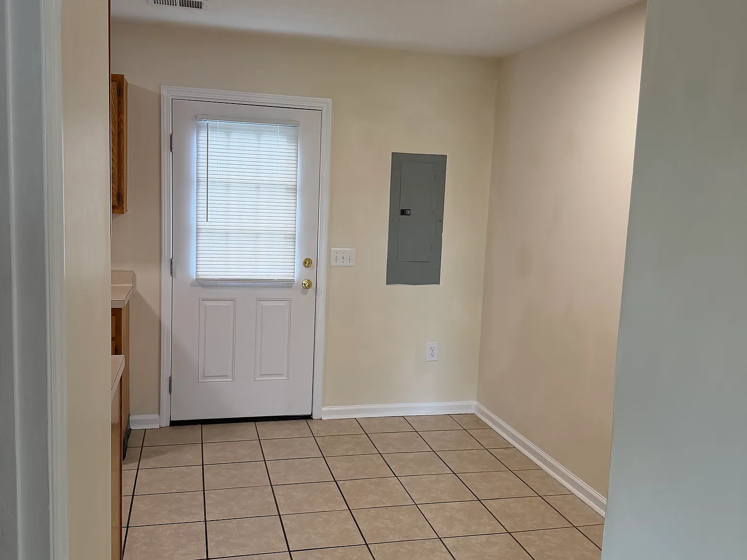 2 bed, 1.5 bath, 900 sqft, $950 — Photo 3