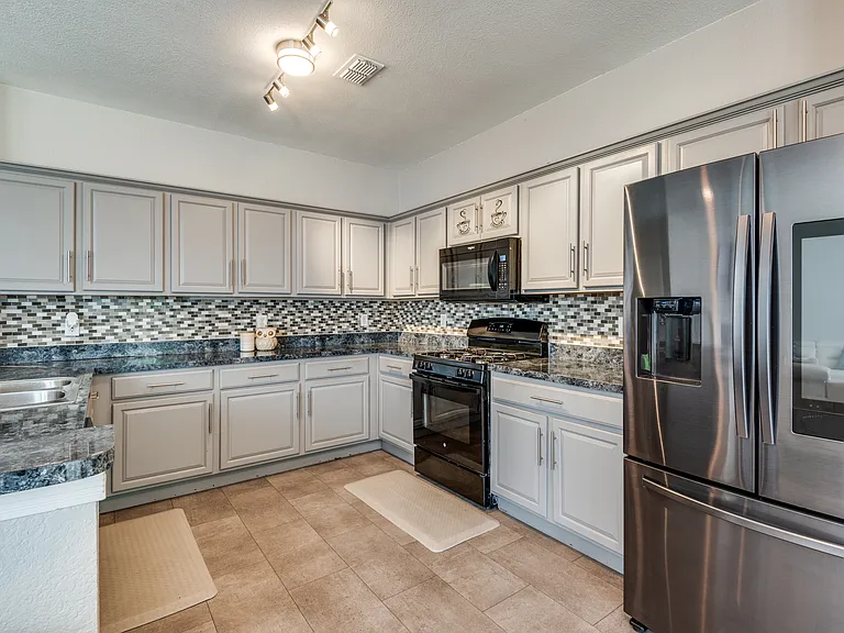 817 Pryor Dr — Photo 10