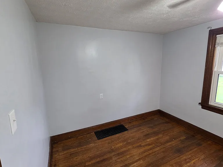 1442 Creighton Ave — Photo 5