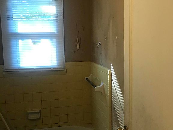 3rd image of 1010 W 31st St