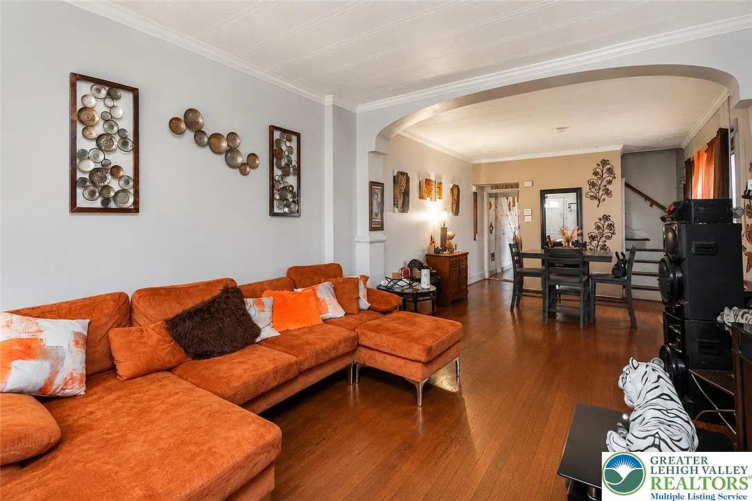 3 bed, 1.0 bath, 1844 sqft, $2,250 — Photo 4