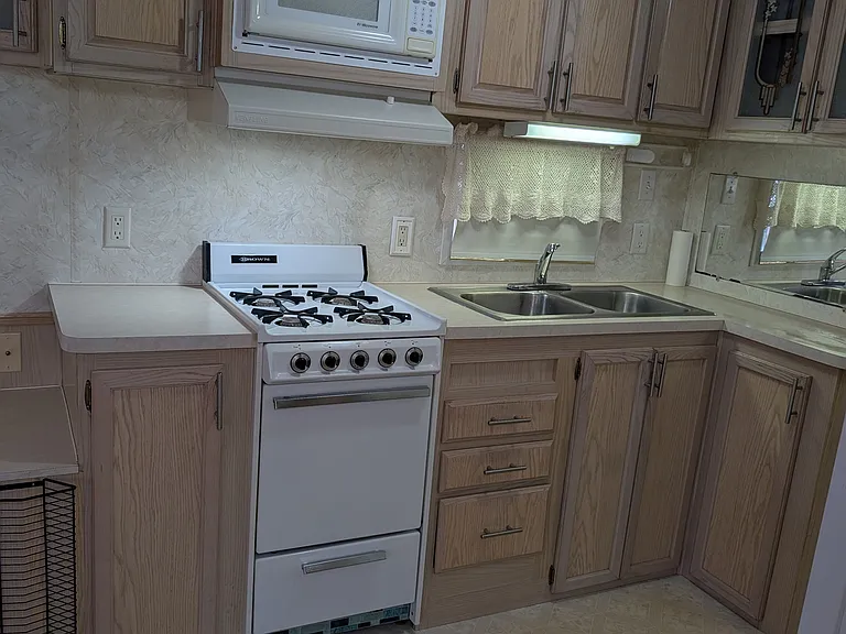 281 S Saginaw Rd — Photo 2